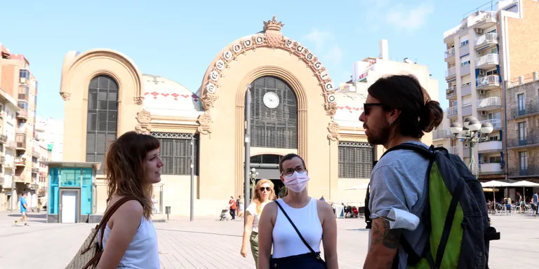 El govern espanyol aprovarà la retirada de les mascaretes en espais interiors el 19 d'abril