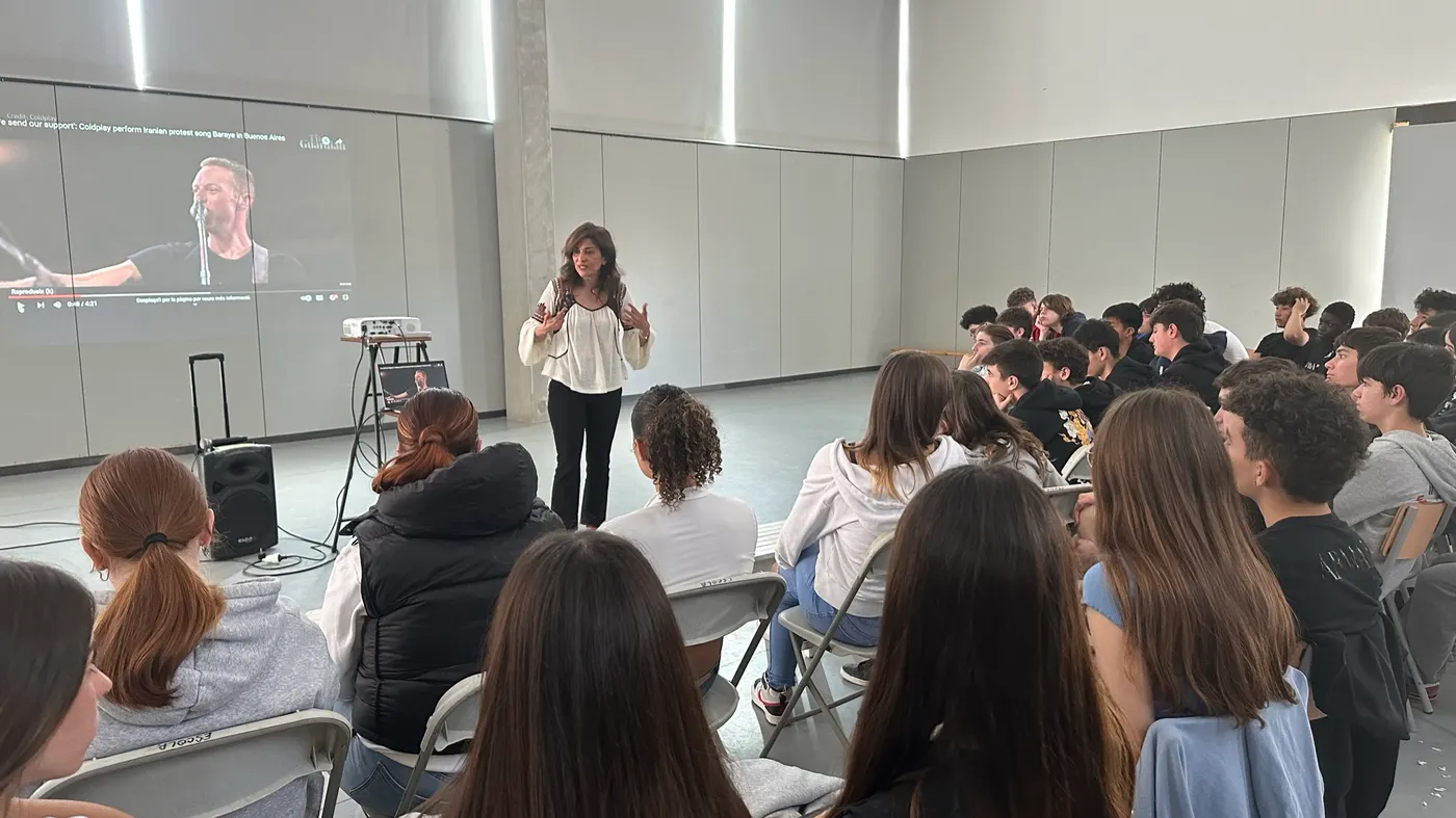L’activista iraniana Ryma Sheermohammadi explica la lluita pels drets humans al seu país a uns 60 alumnes de l’institut Pic del Vent