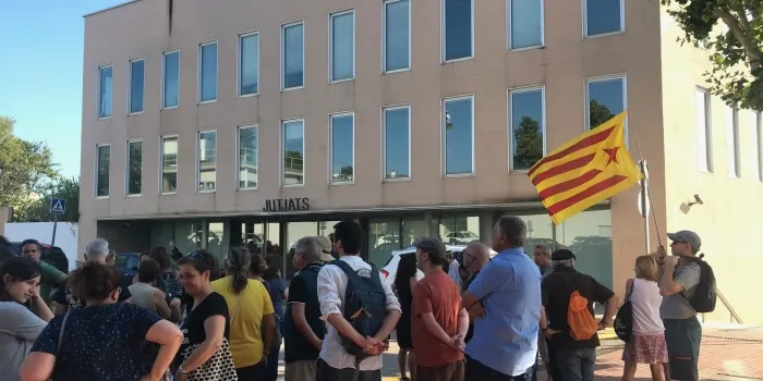 Concentració davant del jutjat d'Arenys per donar suport als quatre joves encausats per presumpte delicte d'odi i lesions