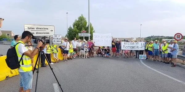 Els veïns de Brises suspenen la concentració de diumenge a la rotonda per no interferir en la jornada electoral