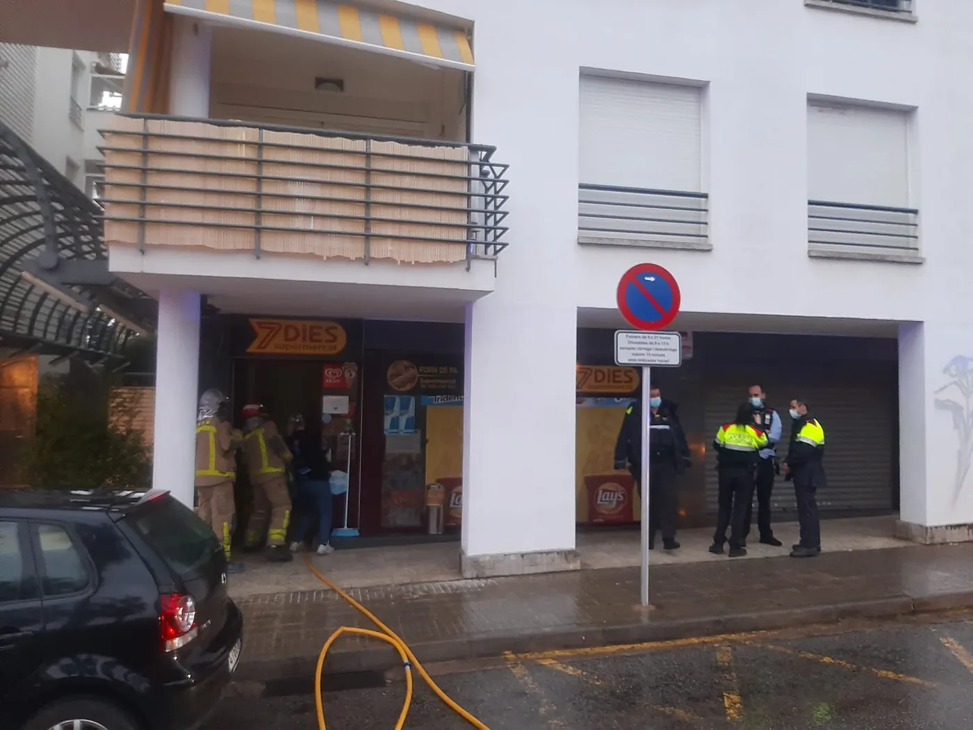 Apagat l’incendi que hi ha hagut en un comerç del carrer Sant Artur