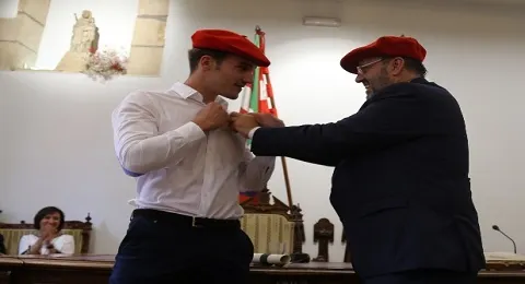 ION AREITIO HA RECIBIDO LA INSIGNIA DE ORO