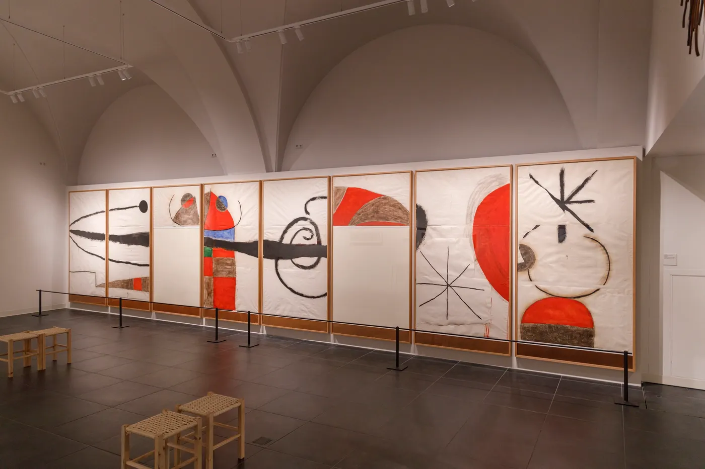 El Museu de Solsona inaugura una exposició que vincula la relació silenciosa que va unir el pintor Joan Miró i el fresc de l'Orant de Pedret