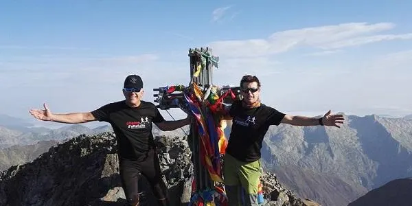 Dos membres dels Atletes d’Altafulla coronen el cim de la Pica d’Estats