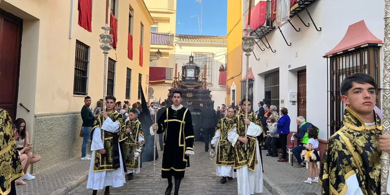 Así te ha contado COPE Utrera (98.1 FM) la salida de la hermandad del Santo Entierro