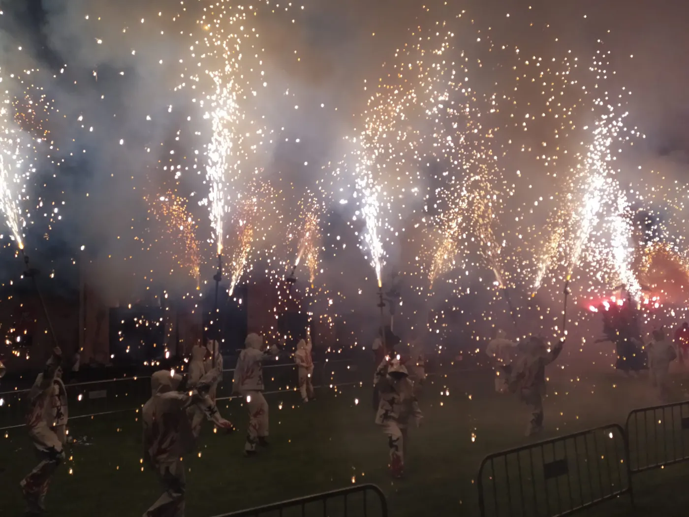 La (No) Nit del Foc encén la plaça del Setge en una edició especial i emotiva