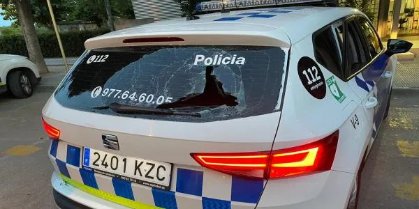 Un grup de joves protagonitza diferents baralles a Torredembarra que acaben amb un detingut i un vehicle policial malmès