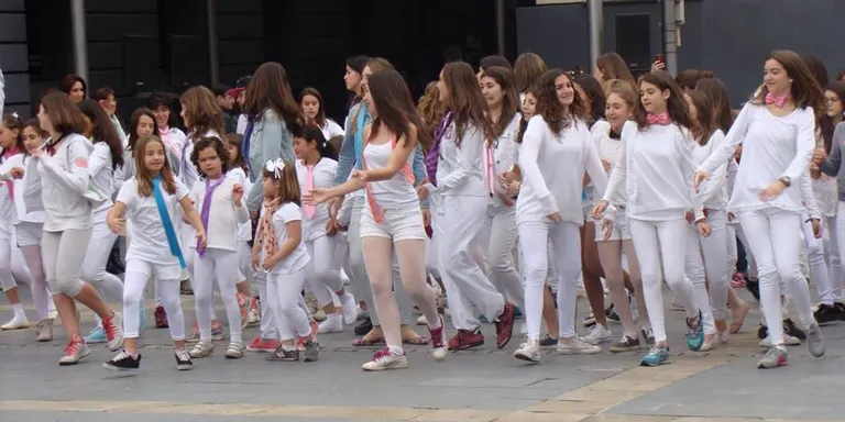 Nova 'flashmob' de l'Escola Municipal de Dansa a la plaça de les Monges