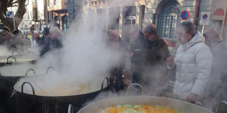 La Confraria de Sant Antoni reparteix 7.000 racions d'escudella en la seva tradicional Calderada