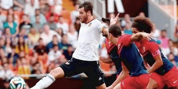 El Nàstic incorpora el davanter Àlex López i té a prova l’exjugador del Betis Achille Emanà