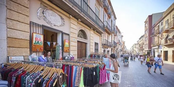 Els comerços de Torredembarra preparen la primavera traient el gènere de la temporada passada al carrer