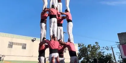 La Colla Vella roda els castells de 8 als Habitatges