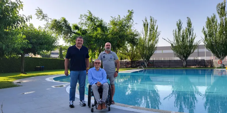 Torrefarrera i Rosselló signen un conveni per tal que l’alumnat de l’IES Joan Solà pugui gaudir indistintament de les piscines municipals d’ambdós pobles