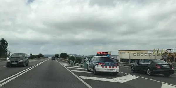 Els Mossos comencen a sancionar els camioners per no circular per l'A7