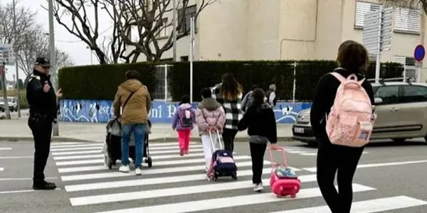 Les policies locals s’impliquen en una campanya de control d’entorns escolars