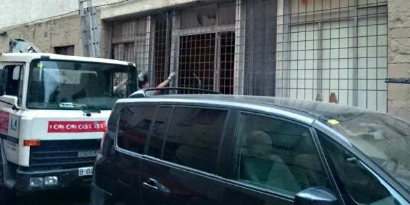 L'Ajuntament fa instal·lar reixes a l'Hotel abandonat 'Tres Banderes' de Poblenou