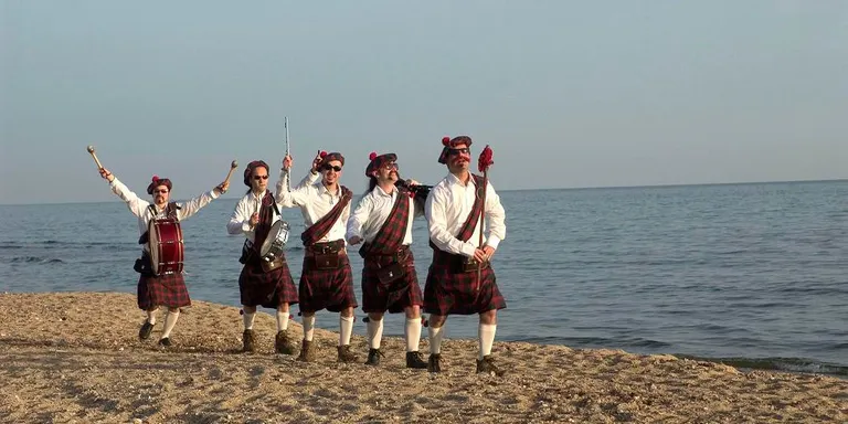 Els cambrilencs Traüt Espectacles porten aquest dimecres al barri del Port ‘The Mackensy’s’