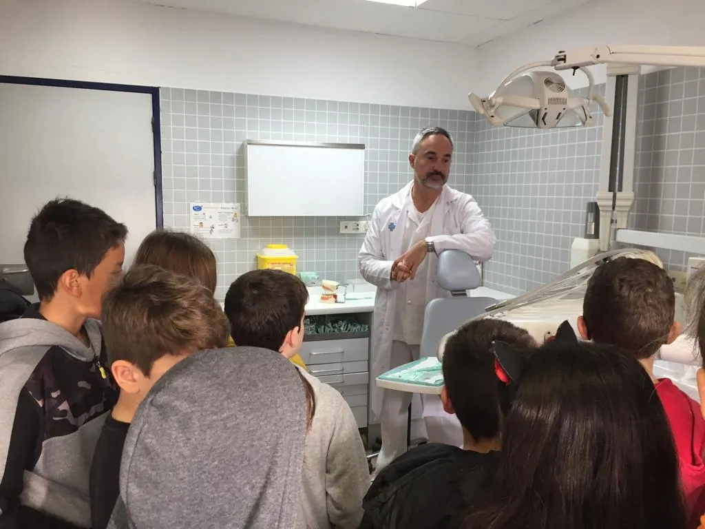 Una exposició ensenya als infants del nostre poble a “Cuidar-se les dents”