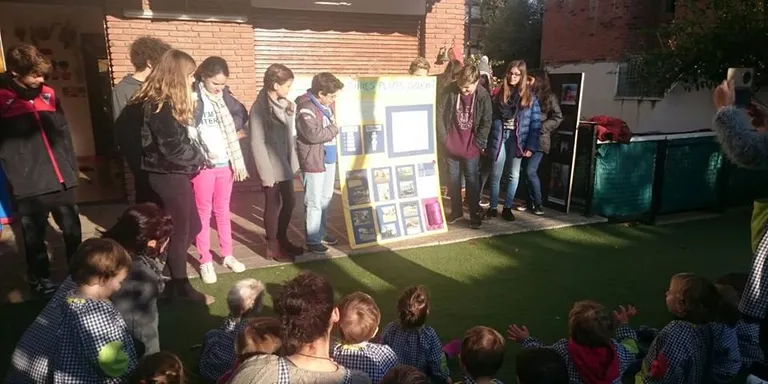 El llibre gegant “Els infants i el poble”, a bon ritme