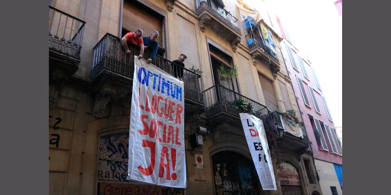 Ajornat el desnonament d’una veïna del Raval i el d’una família amb dos avis de la Barceloneta
