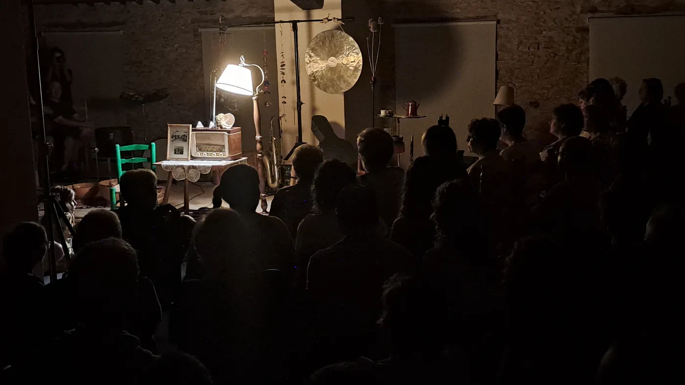 Escolta col·lectiva de les mostres sonores del pódcast "Botons de fantasia" d'Annabel Roda.