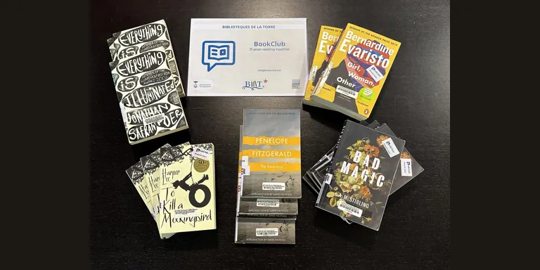 El Bookclub de Torredembarra dona llibres en anglès a la biblioteca