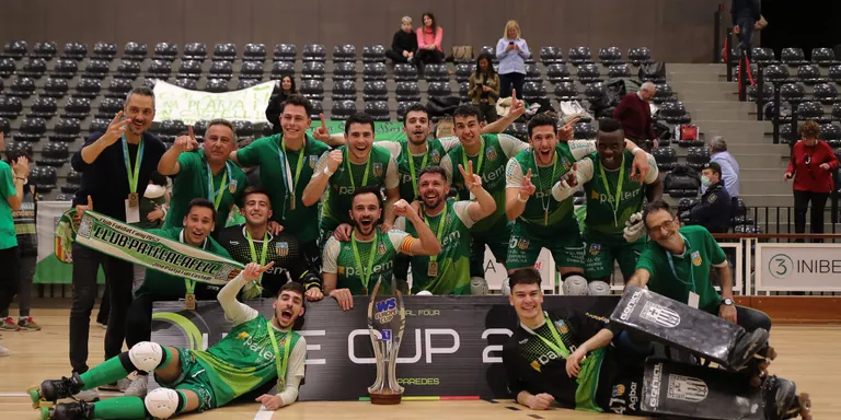 El CP Calafell exhibeix l’Europe Cup davant de tots els aficionats