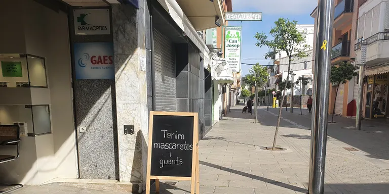 Les farmàcies comencen a distribuir les mascaretes gratuïtes amb la Targeta Sanitària
