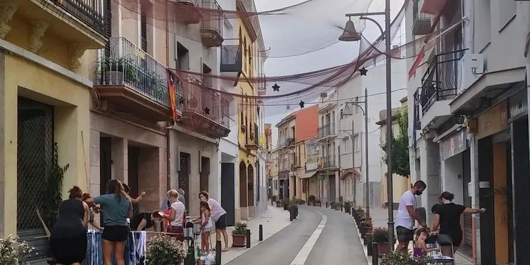 Els veïns del Carrer Major de Pineda engalanen el carrer