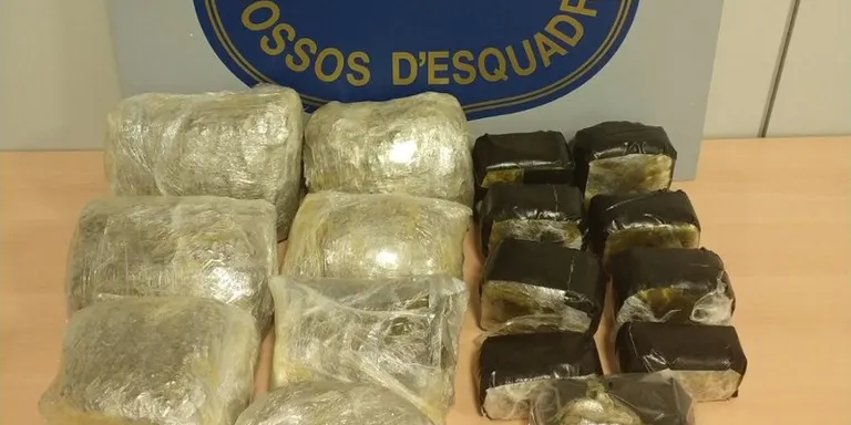 Detenen a Rubí tres persones que transportaven més de 5 kg de cànnabis