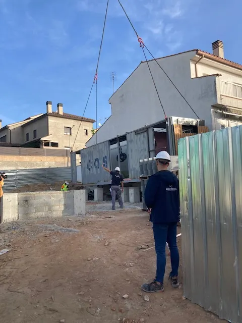 Comença a l’avinguda Josep Fontcuberta la instal·lació dels contenidors marítims on s’han habilitat els nous habitatges joves