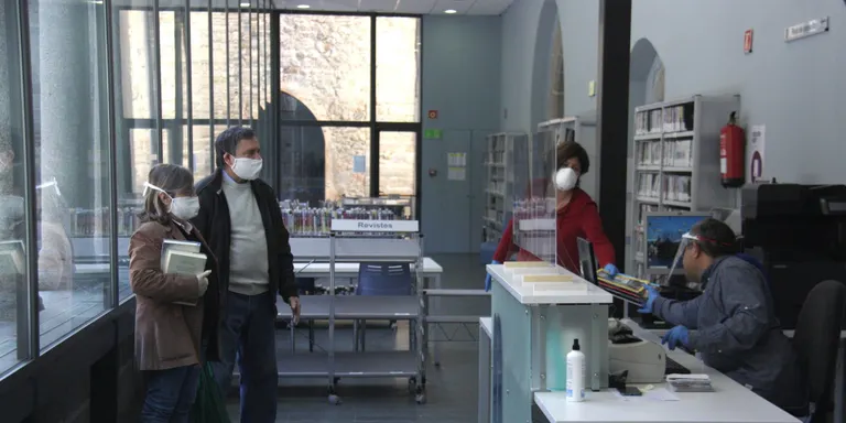 La Biblioteca Comtat de Cerdanya reobre tot posant en quarantena els llibres retornats