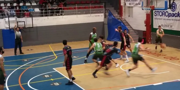El Sènior A de l’Arenys Bàsquet ha perdut aquesta jornada contra el segon classificat, el Mollet