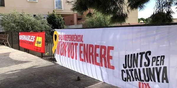 La tradicional enganxada de cartells dona el tret de sortida a la campanya electoral del 10-N