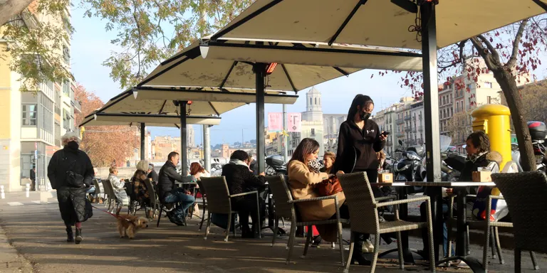 El Govern aixeca a partir de divendres les restriccions en trobades, aforaments i horaris i manté l'oci nocturn tancat
