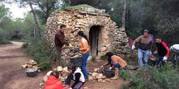 L’Associació Mediambiental La Sínia recupera una de les calaixeres de pedra seca de la muntanya de Sant Antoni