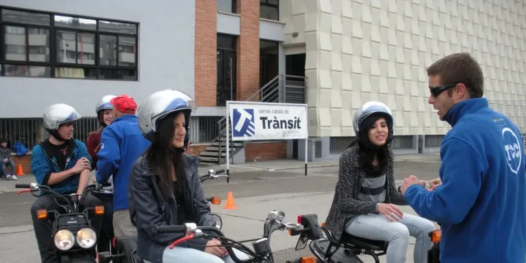 La Policia Municipal de la Seu imparteix un curs de conducció de ciclomotors