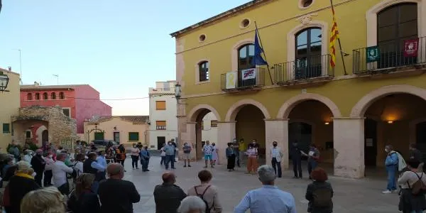 Un centenar de veïns i veïnes d'Altafulla es concentren a la plaça del Pou en rebuig a la inhabilitació del president de la Generalitat