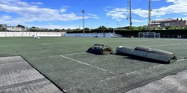 Comencen les obres de renovació de la gespa artificial del camp de futbol de Torredembarra