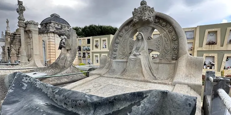 Es restauren dos panteons del cementiri modernista de Lloret, després de mesos d'insistència