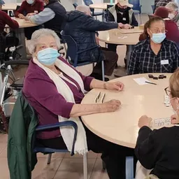 Entrevistes de la Justa del 7/2/2022 — Febrer al Centre Social El Mil·lenari: tallers de ioga i reciclatge, i bingo de Carnestoltes per a majors de 60 anys (Sant Just) - episode art