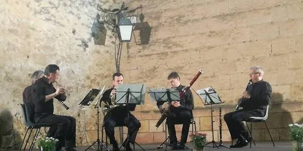 Ventus Quintet interpreta Mozart, Bizet i Rossini amb instruments de vent davant una plaça de l’Església entregada als clàssics