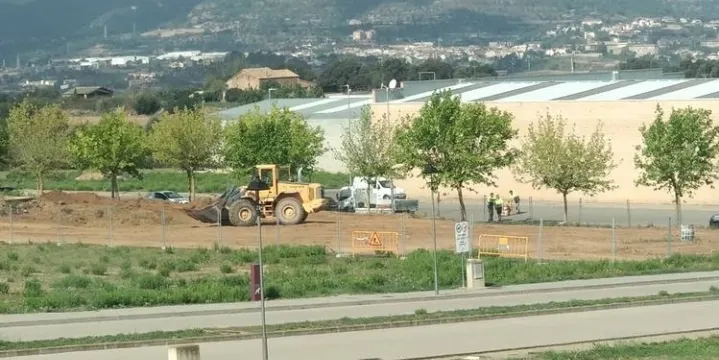 Olius comença les obres de la nova pista poliesportiva coberta: un projecte que s'arrossega des de fa uns mesos