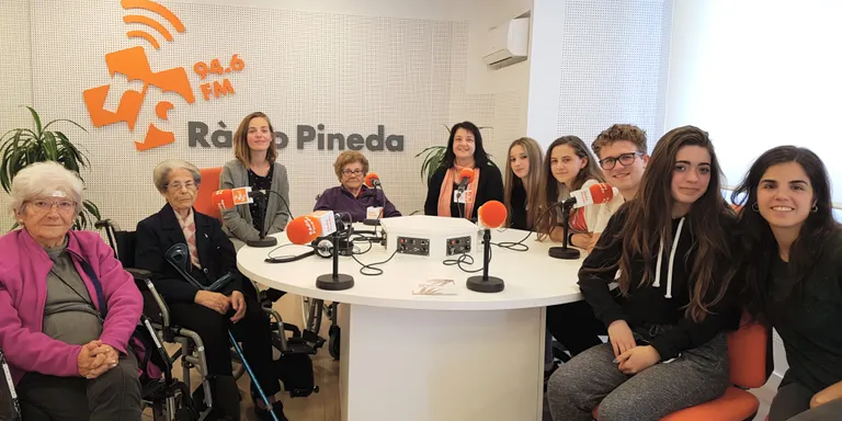 Càritas presenta a Ràdio Pineda el projecte 'Apadrinar un avi'