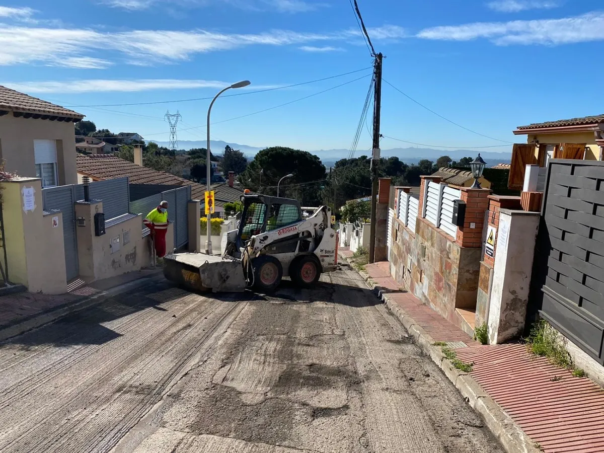 La campanya d’asfaltat de carrers que va començar al març arriba al nucli urbà