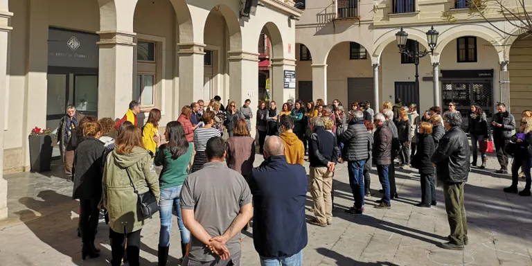 Una setantena de persones s’han aturat a les 12:00 per protestar contra l’inici del judici