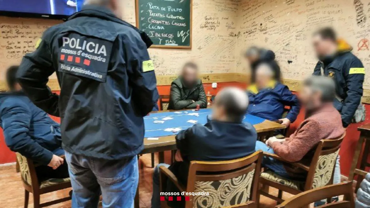 Els Mossos d’Esquadra desmantellen una partida de pòquer il·legal en un bar de Cambrils
