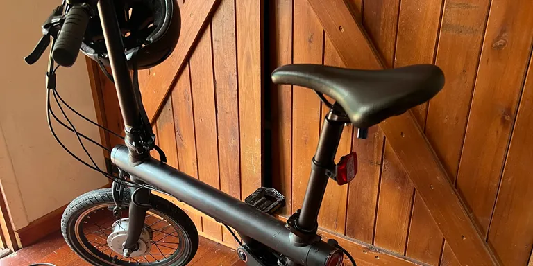 Sis hores en bici per poder tornar a Arenys a buscar les filles durant l'apagada elèctrica