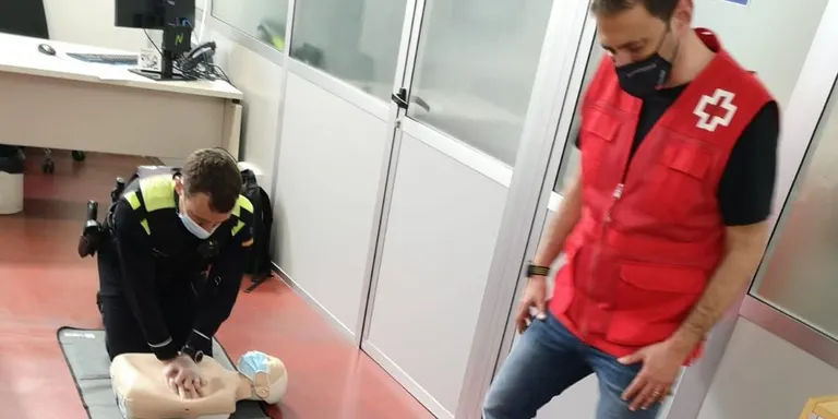 La Policia Local de Pineda rep formació en Reanimació Càrdio Pulmonar i DEA