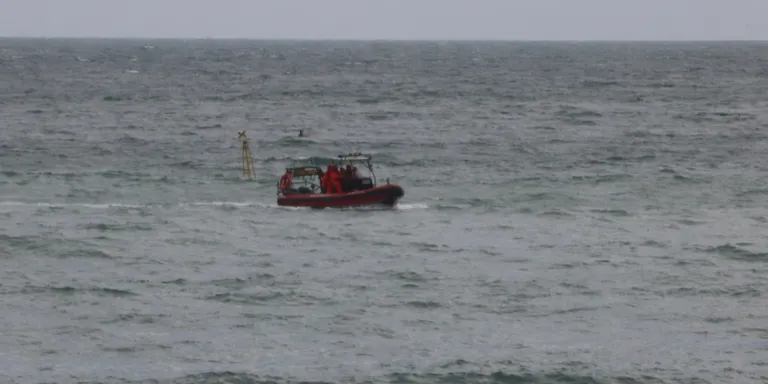 Troben el cos del submarinista desaparegut dissabte a la platja de la Mar Bella de Barcelona